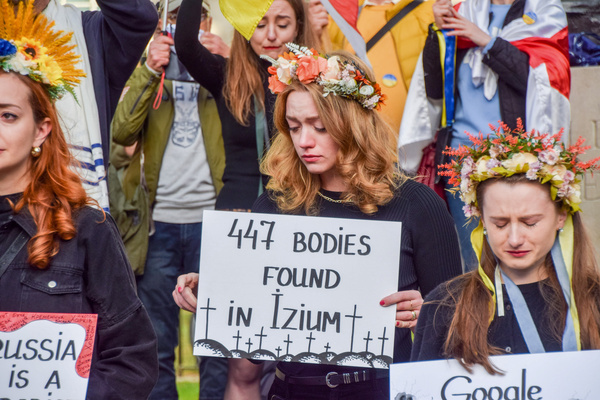 A protester holds a placard which states "447 bodies found in Izium" during the demonstration. Demonstrators gathered outside Downing Street in solidarity with Ukraine, and in protest against the atrocities committed by Russian forces in the Ukrainian town Izium.