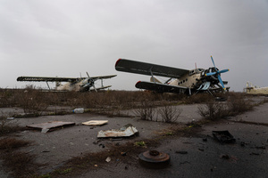 An anti-tank mine was on the ground in front of two airplanes at the Kherson airport. Kherson airport was left with wreckage after Ukrainian troops attacked the base of the Russian forces during their occupation of the area. The Russian troops have fled and abandoned this strategic location.