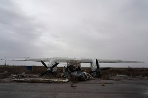 An airplane with a damaged cockpit was seen at Kherson airport. Kherson airport was left with wreckage after Ukrainian troops attacked the base of the Russian forces during their occupation of the area. The Russian troops have fled and abandoned this strategic location.