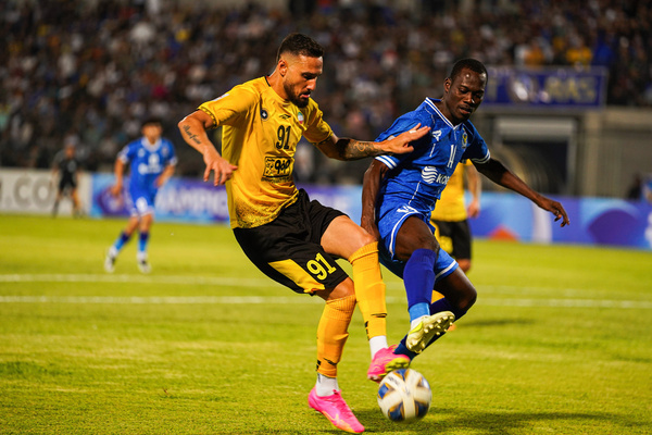 Sepahan's player #91 Nilson Barbosa (L) and Jawiya's player #14 Sampson Eduku (R) compete for the ball during the first round of the AFC Champions League group stage matches between Iraq's Al-Quwa Al-Jawiya (Air Force) and Iran's Sepahan in Franso Hariri stadium in Erbil city, the capital of Iraq's northern autonomous Kurdistan region. Final score 2-2