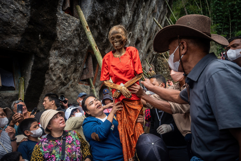 (EDITORS NOTE: Image depicts death) 
Family members carry the preserved corpse of Limbong Datu (who died in 1995) during the Manene in the Lokomata Stone Graveyard. The 