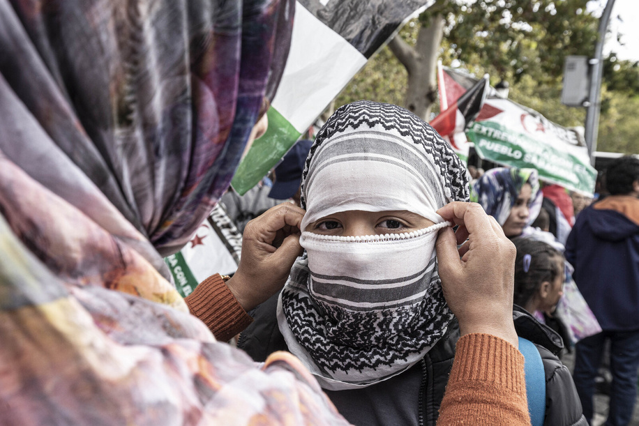 Protesters prepare themselves during the demonstration. A massive demonstration led by the State Coordinator of Associations in Solidarity with the Sahara (CEAS-Sahara) tours Madrid to demand the self-determination of the Sahara.