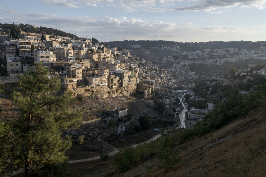 View of the Garden of Olives in the city of Jerusalem, symbol of the Christian religion. Jerusalem is a sacred city for three monotheistic religions: Judaism, Christianity and Islam. This religious diversity has led to a coexistence that is both friendly and conspicuous, although the situation has become somewhat tense since the attacks of October 7, 2023.

Despite the conflicts that have marked the city's history, the inhabitants of Jerusalem have learned to live together in harmony. This is reflected in everyday life, in which the three religions share public spaces, such as the Old City.

For example, in the Old City there are the Al-Aqsa Mosque, the Western Wall and the Church of the Holy Sepulchre. These sacred places are visited by people of all religions.

The coexistence between the three religions of Jerusalem is an example of tolerance and respect. It is a sign that, despite differences and tensions, people try to lead their lives as best as possible.