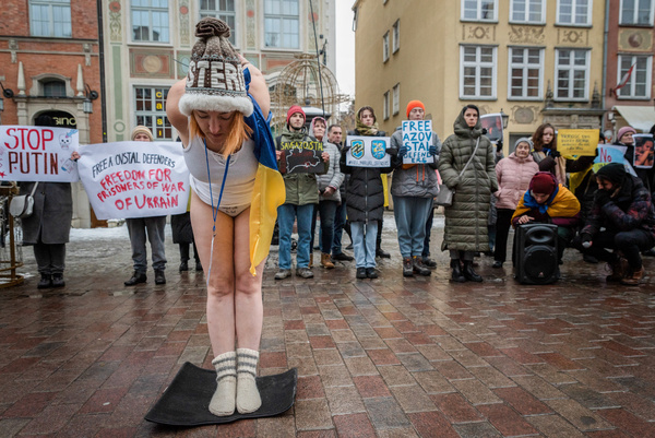 A female protester with her hands tied together symbolically shows the kind of torture prisoners of war are subjected to during the demonstration. A demonstration organized by the Ukrainian community took place in Gdansk. The aim of the rally was to remind the world that the last exchange of prisoners of war defending Azovstal took place more than six months ago. The conditions in which the captives are being held are tragic. They are subjected to torture. They are not provided with medical care.