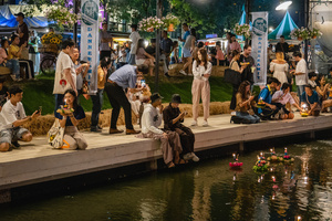 Thais and foreigners are seen with their krathongs, on the bank of the lake during the Magical Loy Krathong Festival at Jodd Fairs Dan Neramit in Bangkok. Loy Krathong, Thailand's Festival of Lights, is celebrated annually across Thailand and nearby regions. During this festival, people float decorated baskets made of banana leaves, incense sticks, and candles on rivers, canals, or ponds. They make wishes as they release these floating offerings.