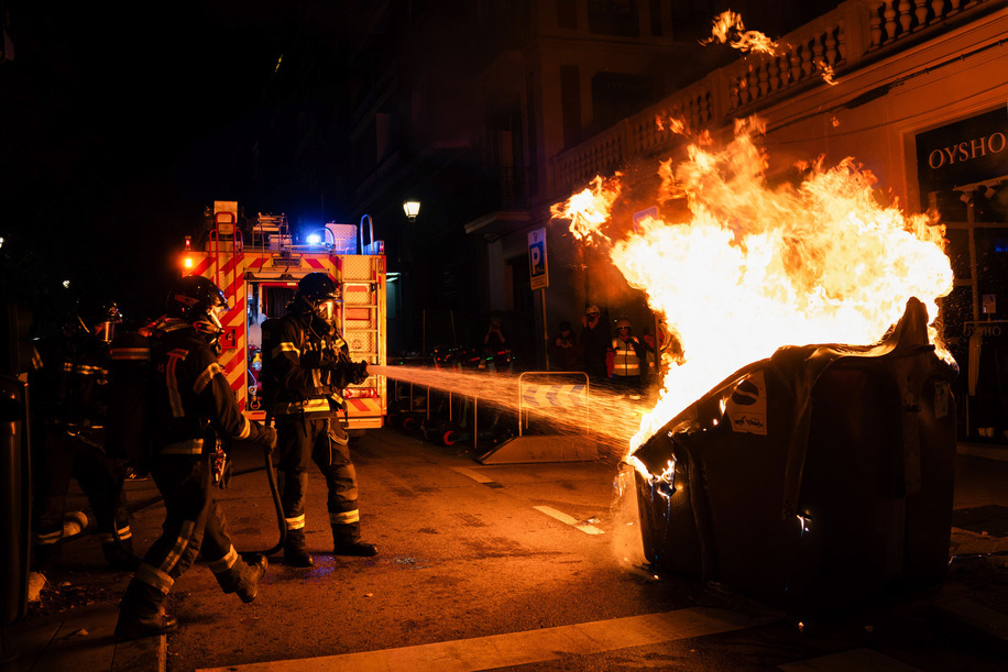 Firemen extinguish a container set on fire by protesters during the 14th day of violent protests in Madrid against the investiture of Pedro Sanchez and the amnesty. More than 3,000 people gathered on Thursday 17 November in Madrid's Calle Ferraz on the night of the investiture of Pedro Sánchez, who was re-elected president of Spain. For the fourth night in a row, clashes broke out between far-right demonstrators and police. They ran through the streets of Madrid, broke some glass and set fire to a rubbish bin.