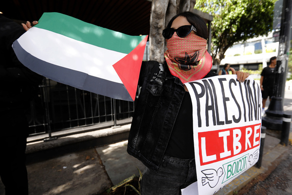 A protester holding a placard in favor of the Palestinian people during a demonstration. The "Comida No Bombas" collective protested peacefully by giving away coffee and food outside the facilities of one of the "Starbucks" chain cafes.
The action corresponds to a global call to boycott companies that have directly or indirectly supported the massacre in Gaza.