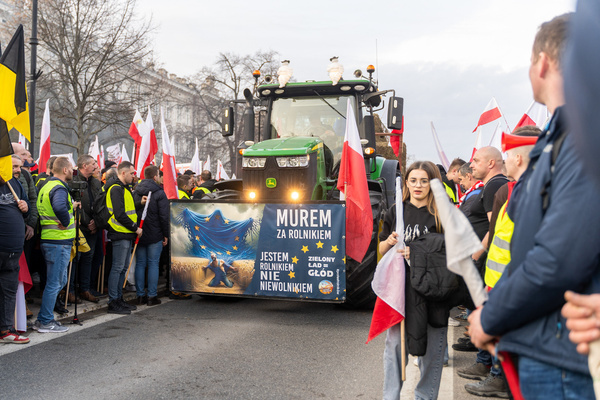 A tractor with an anti-EU banner leads the march during the farmers' protest. Farmers rallied in the heart of Warsaw to voice their discontent with the agricultural policies of the European Union. Polish farmers strongly oppose the European Commission's recent move to prolong duty-free trade with Ukraine until 2025. Additionally, they are opposed to the adoption of the EU's Green Deal, and the influx of inexpensive agricultural goods from Ukraine, and are calling for assistance in bolstering animal husbandry. During the protest, farmers set off flares, ignited bonfires in the streets of Warsaw, and clashed with law enforcement officers.