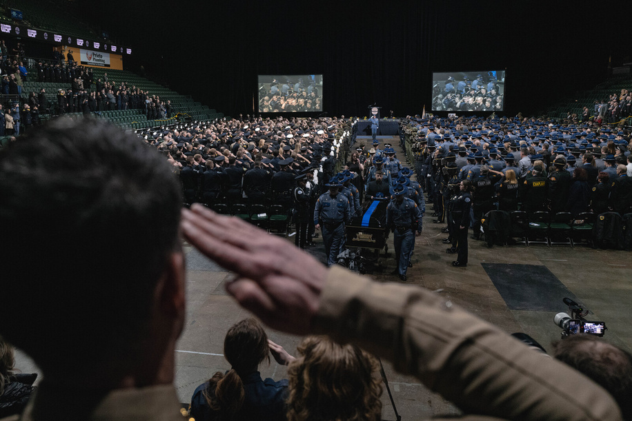 Washington State Patrol troopers solemnly perform a ceremony honoring their fallen comrade, trooper Chris Gadd, at Angel of the Winds Arena in Everett, Washington. Public memorial held at the Angel of the Winds Arena, hundreds of law enforcement officers, family members, friends, and community members paid their respects to a man who dedicated his life to serving others. Chris Gadd, at only 27 years old, tragically lost his life on March 2 in a devastating collision on southbound I-5 near Marysville. His untimely passing sent shockwaves through the community, leaving behind his wife and 2-year-old daughter.