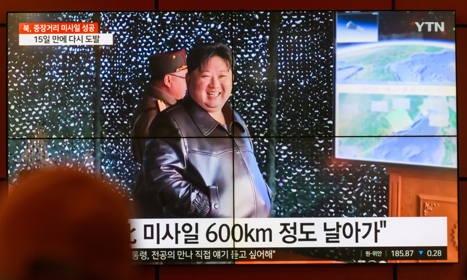 South Korea's 24-hour YTN shows North Korean leader Kim Jong Un (R) smiles while inspecting the launch of a Hwasongpho-16B, a new type of intermediate-range solid-fueled ballistic missile equipped with a newly-developed hypersonic gliding warhead, on a TV at Gangnam Express Bus Terminal in Seoul. North Korea said on April 3 that it successfully test-fired a new type of intermediate-range solid-fueled ballistic missile equipped with a newly-developed hypersonic glide warhead, adding that all missiles developed by North Korea now have solid fuel and nuclear warhead control capabilities.
North Korean leader Kim Jong Un guided the testing of the Hwasongpho-16B on April 2, according to the Korean Central News Agency (KCNA).
The South Korean military said on April 2 it detected the firing of an IRBM from the North Korea's Pyongyang region and the missile flew about 600 kilometers before falling into the East Sea.