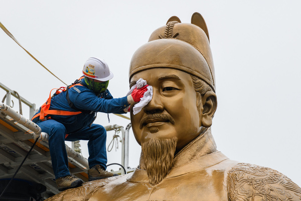 A worker cleans the statue of Sejong the Great at Gwanghwamun Square in downtown Seoul. Sejong the Great (April 10, 1397 - February 17, 1450) was the fourth monarch of the Joseon Dynasty (1392-1910) in Korea. He is regarded as one of the greatest rulers in Korean history and is remembered as the inventor of the Korean alphabet, Hangul in 1446.