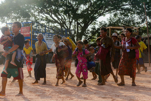 People carrying their bags arrive in Mae Sot after they flee from the Myawaddy war. On April 12, Karen KNLA and PDF forces raided the army's 275th military garrison in Myawady town, prompting more than 100 soldiers to attempt to flee to Thailand across Friendship Bridge No. 2. The KNLA/PDF joint forces subsequently attacked these soldiers on the night of April 19th. According to residents, the military council's air response included no fewer than 40 bombs being dropped. As a result of the fighting, approximately 2,000 people fled to Mae Sot, Thailand, across the Moei (Thaung Yin) River.