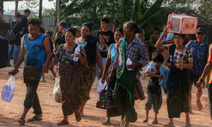 People carrying their belongings as they arrive in Mae Sot after fleeing from the Myawaddy War. On April 12, Karen KNLA and PDF forces raided the army's 275th military garrison in Myawady town, prompting more than 100 soldiers to attempt to flee to Thailand across Friendship Bridge No. 2. The KNLA/PDF joint forces subsequently attacked these soldiers on the night of April 19th. According to residents, the military council's air response included no fewer than 40 bombs being dropped. As a result of the fighting, approximately 2,000 people fled to Mae Sot, Thailand, across the Moei (Thaung Yin) River.