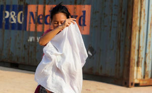 A mother is carrying her child as they arrive in Mae Sot after fleeing from the Myawaddy war. On April 12, Karen KNLA and PDF forces raided the army's 275th military garrison in Myawady town, prompting more than 100 soldiers to attempt to flee to Thailand across Friendship Bridge No. 2. The KNLA/PDF joint forces subsequently attacked these soldiers on the night of April 19th. According to residents, the military council's air response included no fewer than 40 bombs being dropped. As a result of the fighting, approximately 2,000 people fled to Mae Sot, Thailand, across the Moei (Thaung Yin) River.