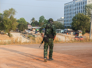 Thai soldiers stand near the Moei River on the Thai Side On April 12, Karen KNLA and PDF forces raided the army's 275th military garrison in Myawady town, prompting more than 100 soldiers to attempt to flee to Thailand across Friendship Bridge No. 2. The KNLA/PDF joint forces subsequently attacked these soldiers on the night of April 19th. According to residents, the military council's air response included no fewer than 40 bombs being dropped. As a result of the fighting, approximately 2,000 people fled to Mae Sot, Thailand, across the Moei (Thaung Yin) River.