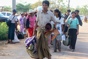 People carry their bags as they arrive in Mae Sot after fleeing from the Myawaddy war. On April 12, Karen KNLA and PDF forces raided the army's 275th military garrison in Myawady town, prompting more than 100 soldiers to attempt to flee to Thailand across Friendship Bridge No. 2. The KNLA/PDF joint forces subsequently attacked these soldiers on the night of April 19th. According to residents, the military council's air response included no fewer than 40 bombs being dropped. As a result of the fighting, approximately 2,000 people fled to Mae Sot, Thailand, across the Moei (Thaung Yin) River.