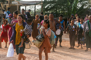 People carry their bags as they arrive in Mae Sot after fleeing from the Myawaddy war. On April 12, Karen KNLA and PDF forces raided the army's 275th military garrison in Myawady town, prompting more than 100 soldiers to attempt to flee to Thailand across Friendship Bridge No. 2. The KNLA/PDF joint forces subsequently attacked these soldiers on the night of April 19th. According to residents, the military council's air response included no fewer than 40 bombs being dropped. As a result of the fighting, approximately 2,000 people fled to Mae Sot, Thailand, across the Moei (Thaung Yin) River.