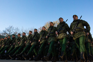 Military personnel of the Russian Armed Forces after the rehearsal for the May 9 Victory Parade on Palace Square walk along Admiralteysky Avenue.