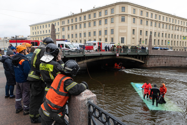 Rescuers are working at the site where a bus with passengers fell into the Moyka River. In St. Petersburg, Russia, a passenger bus plunged into the Moyka River after crashing through a bridge fence. Rescue operations have concluded at the accident site. The Russian Ministry of Emergency Situations reported that nine individuals were recovered from the submerged bus. Among them, two are in critical condition, four have been declared clinically dead, and three individuals have lost their lives.