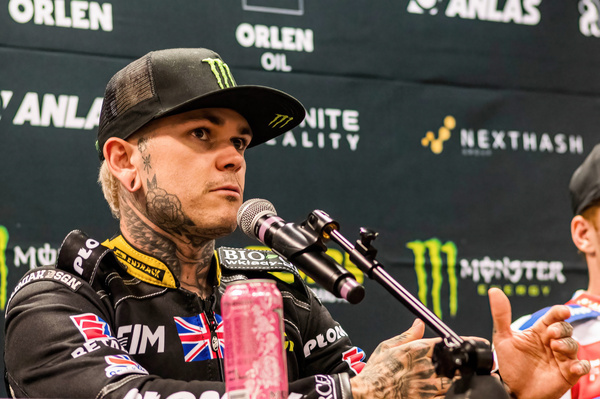 Tai Woffinden seen the post-qualifying sprint race press conference. On 10th and 11th May 2024, the FIM Speedway Grand Prix makes its Round 2 stop in Warsaw, Poland at the Stadion Narodowy. While the main event takes place on Saturday 11th May, on Friday the 10th May, riders participate in qualifying practice culminating in a history-making 1st ever SGP sprint race. British rider Dan Bewley overtook Danish star Leon Madsen to win the sprint, gaining himself 4 world championship points.