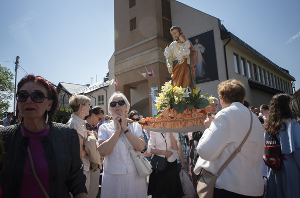 The faithful set out on a procession with images of saints during Corpus Christi in Gdansk. On 30 May, Corpus Christi, the feast of the Most Holy Body and Blood of Christ, is celebrated in Poland. For Catholics, this is a special and joyous feast - it recalls the Last Supper and the transformation of bread and wine into the body and blood of Christ. In Gdańsk, after a solemn Mass in the Church of the Divine Mercy, a procession went through the streets of the city. The procession stopped at altars set up by residents between blocks of flats.