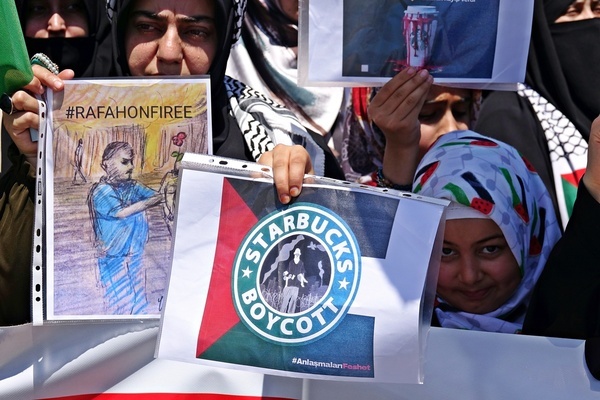 A protester holds a placard calling for the boycott of Starbucks products during the demonstration at Ceylanlar Shopping Center. In the Israeli protest organized by Prophet Foundation Lovers in Diyarbakir, Turkey, the rulers of Islamic states were accused of passivity. In the protest, a call was made to boycott the products of companies belonging to America, England and other western countries, especially Israel.