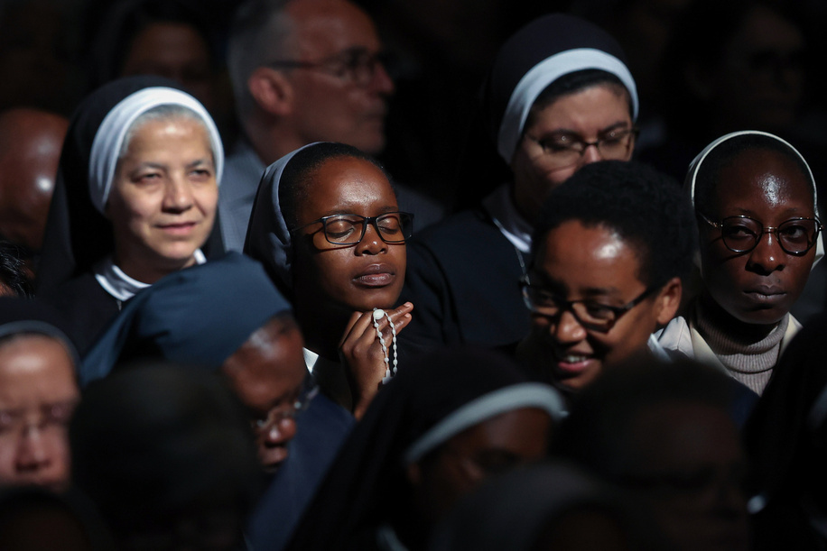 Sunlit nun prays. Cardinal Fernandez Artime presides over the eighth Mass of the Novendiali in suffrage of Pope Francis at the altar of St. Peter in the Vatican Basilica. Waiting for the conclave and the election of the new Pontiff.