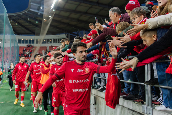 Fran Alvarez and teammates of Widzew high-fives with fans during the Polish PKO Ekstraklasa League match between Widzew Lodz and Puszcza Niepolomice at Widzew Lodz Municipal Stadium. Final score; Widzew Lodz 2:0 Puszcza Niepolomice,