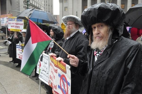 A member of Neturei Karta who are ultra-Orthodox, anti-Zionist Jews, waves a Palestinian flag at a rally in Foley Square demanding Mahmoud Khalil’s release. Demonstrators in Manhattan, New York City condemned the Trump administration for the arrest and possible deportation of Mahmoud Khalil. On Thursday, Khalil attended an immigration court hearing in Louisiana where his lawyers tried preventing Khalil from deportation. Khalil, a recent Columbia University graduate, was one of the leading demonstrators during last year’s pro-Palestine protests at the university. US Immigration and Customs Enforcement, ICE, arrested Khalil who has been in ICE detention in Louisiana since March.