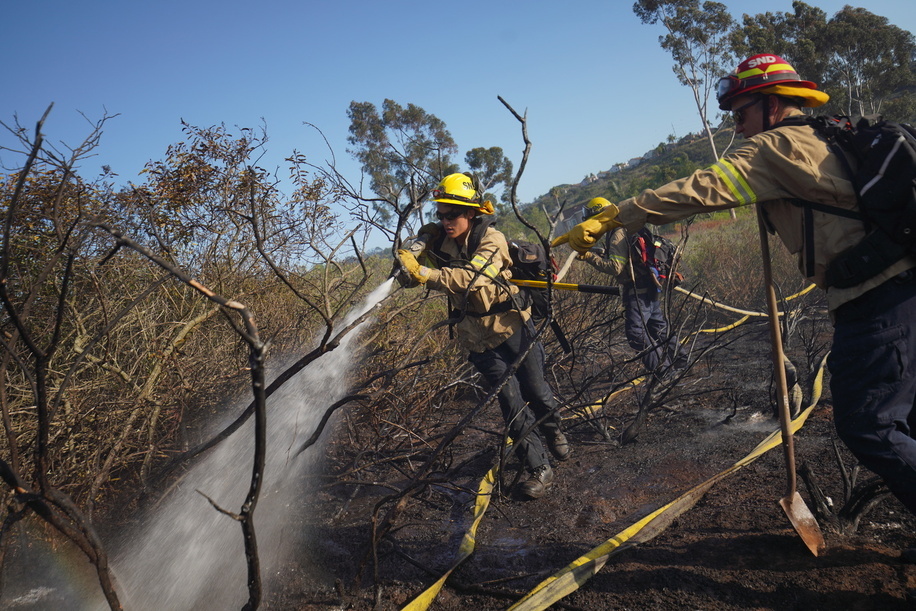 Firefighters contain the fire on the mountains. A brush fire broke out in the afternoon on May 24 in Poway, San Diego County, California, burning approximately four acres and prompting a temporary evacuation order. San Diego Fire-Rescue quickly responded, deploying at least five fire trucks and two helicopters to contain the blaze. Firefighters were able to stop the fire's forward progress and bring it under control swiftly. The evacuation order was lifted later that evening.