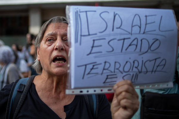 A protester holds a placard during an emergency demonstration demanding the release of Freedom Flotilla activists, in front of the Ministry of Foreign Affairs. The demonstration was called by Rumbo in Gaza after a group of activists traveling aboard the Freedom Flotilla, including Greta Thunberg and Spaniard Sergio Toribio, were boarded by the Israeli military shortly after reporting a drone strike during their journey to the Gaza Strip, where they were planning to break the blockade to deliver humanitarian aid.
