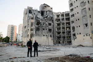 Israeli police officers inspect a residential building in Be’er Sheva destroyed by an Iranian ballistic missile, in which 4 Israelis were killed.