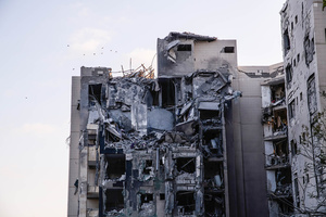 Birds fly over a residential building in Beíer Sheva destroyed by an Iranian ballistic missile, in which four Israelis were killed.