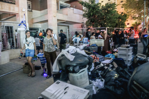 Residents collect their belongings near a residential building in Beíer Sheva destroyed by an Iranian ballistic missile, in which four Israelis were killed.