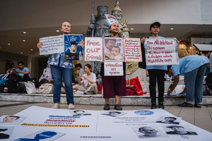 Protesters hold placards calling for amnesty, and family reunification during the “People’s Amnesty” vigil. People gathered outside Bangkok Art and Culture Centre for a candlelight vigil titled “Light Up Hope for the People’s Amnesty.” Organized ahead of a parliamentary debate on the 16 July 2025, the event featured personal testimonies, portraits of 50 political detainees, and a red rose display reading “Amnesty 112.” Participants called for the passage of a comprehensive amnesty bill covering cases under Section 112 of the Thai Criminal Code.