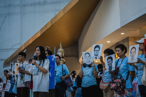 A woman speaks during the “People’s Amnesty” vigil. People gathered outside Bangkok Art and Culture Centre for a candlelight vigil titled “Light Up Hope for the People’s Amnesty.” Organized ahead of a parliamentary debate on the 16 July 2025, the event featured personal testimonies, portraits of 50 political detainees, and a red rose display reading “Amnesty 112.” Participants called for the passage of a comprehensive amnesty bill covering cases under Section 112 of the Thai Criminal Code.
