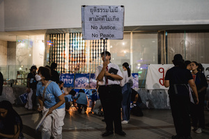 A man holds a placard reading “No Justice, No Peace” during the “People’s Amnesty” candlelight vigil. People gathered outside Bangkok Art and Culture Centre for a candlelight vigil titled “Light Up Hope for the People’s Amnesty.” Organized ahead of a parliamentary debate on 16 July 2025, the event featured personal testimonies, portraits of 50 political detainees, and a red rose display reading “Amnesty 112.” Participants called for the passage of a comprehensive amnesty bill covering cases under Section 112 of the Thai Criminal Code.