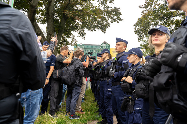 Police form a cordon during the protest. Thousands of protesters linked to the far-right Polish party Konfederacja gathered in the city center to demonstrate against immigration to Poland. Tensions rose when antifascist counter-protesters unfurled a banner during the rally. Far-right groups have increasingly used fears of illegal immigration from the Belarusian and German borders as part of their political rhetoric.