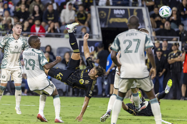 Los Angeles FC's Kenneth Nielsen attempts a bicycle kick during an MLS soccer match between Los Angeles FC and Portland Timbers at BMO Stadium. Final Scire: Portland Timbers 1:0 Los Angeles FC