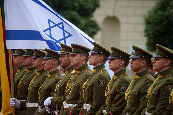 Lithuanian soldiers stand in a guard of honor with the flags of Lithuania and Israel during the welcome ceremony for Israeli President Isaac Herzog in the courtyard of the Presidential Palace. Israeli President Isaac Herzog arrived in Lithuania for an official visit. As part of the visit, he met with Lithuanian President Gitanas Nauseda. The two leaders discussed bilateral cooperation between Israel and Lithuania, support for Ukraine, and the situation in the Middle East. Herzog and Nauseda also took part in the Lithuania–Israel Business Forum.