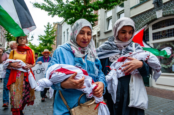 Palestinian women seen holding fake dead baby bodies. On the same day that the Dutch government debated about Gaza, hundreds of people marched making loud noise with pots to call for an end to the genocide in Gaza. The Israeli cabinet has approved a plan to occupy Gaza City.