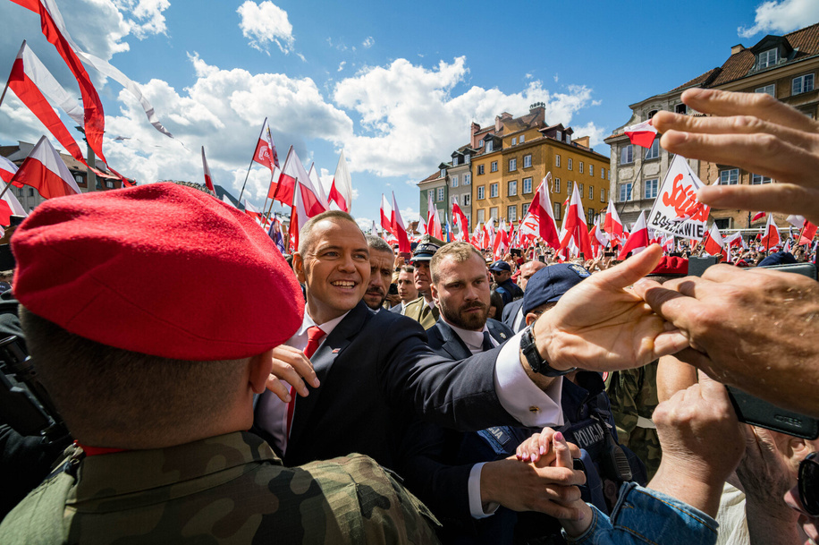 President Karol Nawrocki is greeted by well-wishers as he makes his way to the Royal Castle for his investiture ceremony. On the 6th of August, supporters of right-wing political parties gathered at the Polish Parliament and subsequently at the Royal Castle to witness the inauguration of the national-conservative President Karol Nawrocki, who takes over from Andrzej Duda. At the Parliament, the assembled people listened to the new president speak from the chamber, then marched to the Castle Square, where they watched a Holy Mass streamed live from the nearby Arch Cathedral.