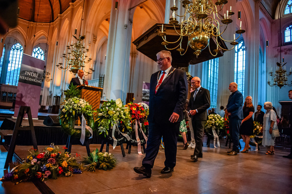Hubert Bruls, Mayor of Nijmegen, (front) pays respect after the ceremony. A solemn ceremony took place in St. Steven's Church to commemorate the end of the war in Indonesia. Although the war ended in the Netherlands on May 5, 1945—80 years ago now, this was not the case for everyone within the Kingdom of the Netherlands. In the Dutch East Indies, as Indonesia was then still called, the war continued until August 15, 1945. On this day, the Japanese surrendered, and the Dutch East Indies was liberated. This officially marked the end of World War II for the Netherlands.
