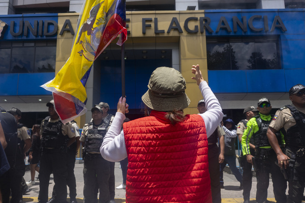 A protester gestures during the demonstration. Seven days into the national strike, tensions continue to escalate with reports of repression, arbitrary detentions, injuries, and more than ten protesters accused of terrorism and sent to a high-security prison. On September 28, state violence claimed the life of Efraín, a member of the Inguintzala community, who was fatally shot and beaten in Pinsaquí, Imbabura. That same day, marking the World Day for Free, Safe, and Legal Abortion, hundreds marched in Quito demanding free abortion, justice for the 12 of Otavalo, justice for Efraín, an end to repression, and rejection of President Noboa’s economic measures.
