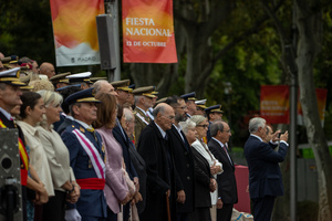 Several military authorities attend the parade. During the Armed Forces parade on National Day led by King Felipe VI, Queen Letizia, their daughters Leonor de Borbón, Princess of Asturias and Infanta Sofía de Borbón.