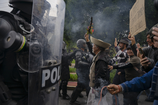 An elderly man takes the lead to continue the protest in El Arbolito Park. Day 20 of the 2025 National Strike in Ecuador in discontent with the government of Daniel Noboa. The march was called as a peaceful demonstration by different social sectors. Thousands of people responded to the call and gathered at the Villaflora roundabout, south of Quito. The march was headed for El Arbolito Park; however, from the outset, the demonstration was dispersed by heavy repression and excessive use of tear gas. Despite this, hundreds of people managed to advance on foot along alternative routes until they reached the park, resisting constant repression. The use of tear gas did not stop at any point during the march.