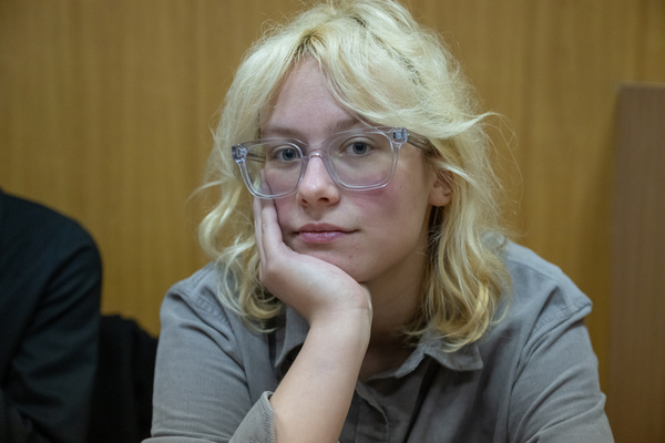 Diana Loginova, vocalist of the band “Stoptime,” performing under the stage name Noako, who was detained after publicly performing songs by foreign agents as well as a song by Noize MC banned for distribution, attends a court hearing. Vocalist Diana Loginova (Noako) and drummer Vladislav Leontyev were sentenced to 13 days of arrest, while guitarist Alexander Orlov received 12 days. The musicians were detained after publicly performing songs by foreign agents, as well as a song by Noize MC that is banned for distribution.
The street band “Stoptime” gained attention for performing songs by foreign agents in public places in St. Petersburg.