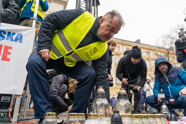 Slawomir Izdebski, chairman of All-Poland Alliance of Farmers' Trade Unions and Agricultural Organizations (OPZZRR) and the head of the Farmers Labour Union, lit the candles during the protest. Around 600 people, mainly tobacco growers, gathered in front of the Polish Prime Minister’s Office in Warsaw to protest against the WHO recommendations on tobacco cultivation. The demonstration was led by Sławomir Izdebski, chairman of OPZZRR (All-Poland Alliance of Farmers' Trade Unions and Agricultural Organizations) and head of the "Farmers’ Labour Union", who has been a prominent leader in farmers’ protests. Demonstrators called on the government to oppose what they see as harmful proposals from the WHO and the European Commission. Protesters carried Polish flags and banners reading “WHO is evil,” “Tobacco gives us bread, not smoke,” and “The EU burns our future.”
