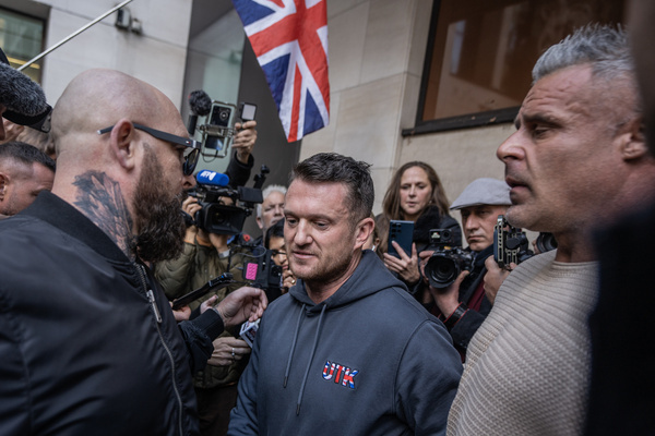 Far-right activist Tommy Robinson emerges jubilant from Westminster Magistrates Court having been cleared of all charges. Robinson was facing terrorism charges for refusing to give his phone pin to counter-terrorism police in order to protect ‘journalistic material’. However, the Judge threw the case out of court deeming his arrest to be unjustified.