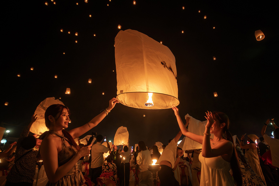 Foreign tourists release floating lanterns during the Yi Peng festival celebrations at Lanna Dhutanka in Chiang Mai. The ancient northern traditional festival is held annually to celebrate the full moon of the twelfth month in the Thai lunar calendar by launching floating lanterns into the night sky, with the belief that misfortune will fly away with the lanterns as part of the Loy Krathong celebration.